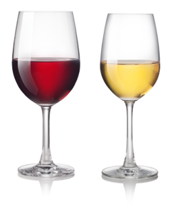 Ein gefülltes Rot- und Weissweinglas